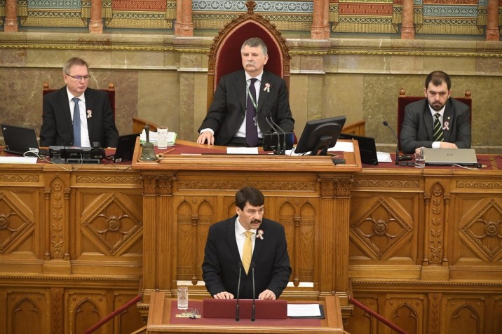 MTI Fotó: Koszticsák SzilárdÁder János köztársasági elnök (k) beszédet mond az Országgyűlés plenáris ülésén 2017. március 13-án. Mögötte Kövér László házelnök. Ezen a napon államfőt választanak a képviselők. MTI Fotó: Koszticsák Szilárd