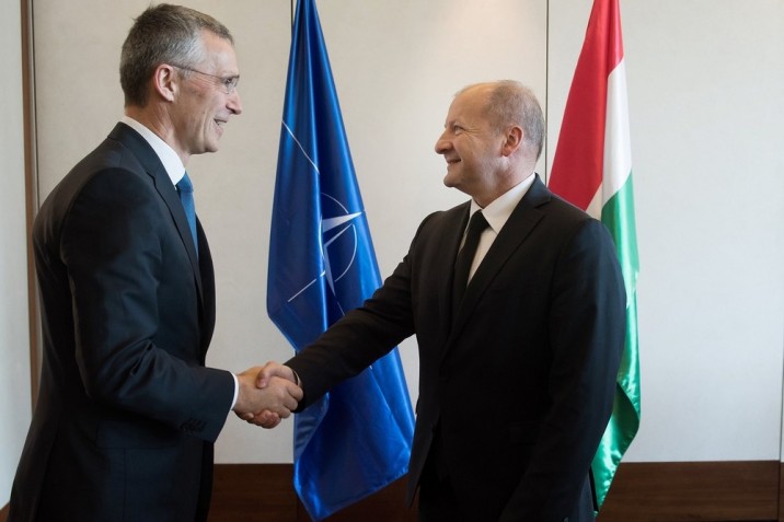 Simicskó István honvédelmi miniszter (j) és Jens Stoltenberg, a NATO-főtitkára találkozója a budapesti Marriott szállodában 2017. március 23-án. Jens Stoltenberg részt vesz a NATO transzformációs szemináriumán a hotelben. MTI Fotó: Koszticsák Szilárd