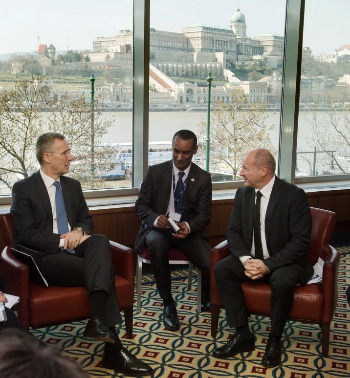 Simicskó István honvédelmi miniszter (j) és Jens Stoltenberg, a NATO-főtitkára (b) megbeszélésükön a budapesti Marriott szállodában 2017. március 23-án. Jens Stoltenberg részt vesz a NATO transzformációs szemináriumán a hotelben. MTI Fotó: Koszticsák Szilárd