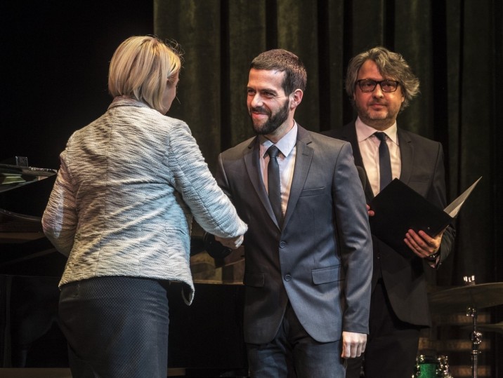 Krucsainé Herter Anikó, az Emmi kulturális kapcsolatokért és fejlesztésekért felelős helyettes államtitkára átadja Alpár Balázs zeneszerzőnek a Kodály Zoltán zenei alkotói ösztöndíjat. MTI Fotó: Szigetváry Zsolt