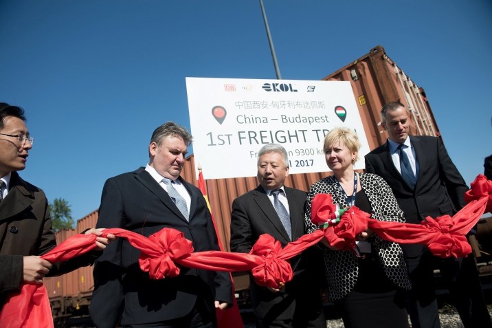 Csou Hszin-csien, a kínai nagykövetség kereskedelmi attaséja, Molnár Tamás, a Nemzetgazdasági Minisztérium vámszakmai és nemzetközi ügyekért felelős helyettes államtitkára, Tuan Csie-lung, Kína budapesti nagykövete, Nagyné Hertelendy Andrea, az Ekol Logistics Kft. humánerőforrás vezetője és Kovács Ákos, az Ekol Logistics Kft. ügyvezető igazgatója fogadja (b-j) a Kínából Budapestre érkező első áruszállító vonatot Budapesten, a Mahart Container Centerében 2017. április 21-én. MTI Fotó: Koszticsák Szilárd