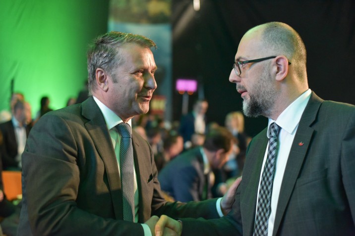 Kelemen Hunor, az RMDSZ elnöke (j) és Molnár Gyula, az MSZP elnöke a Romániai Magyar Demokrata Szövetség (RMDSZ) zilahi kongresszusán 2017. május 13-án. MTI Fotó: Biró István