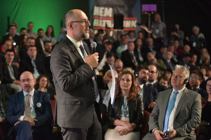 Kelemen Hunor, az RMDSZ elnöke a Romániai Magyar Demokrata Szövetség (RMDSZ) zilahi kongresszusán 2017. május 13-án. Jobbra Semjén Zsolt nemzetpolitikáért felelős miniszterelnök-helyettes, a KDNP elnöke, balra Kelemen Hunor, az RMDSZ elnöke. MTI Fotó: Biró István