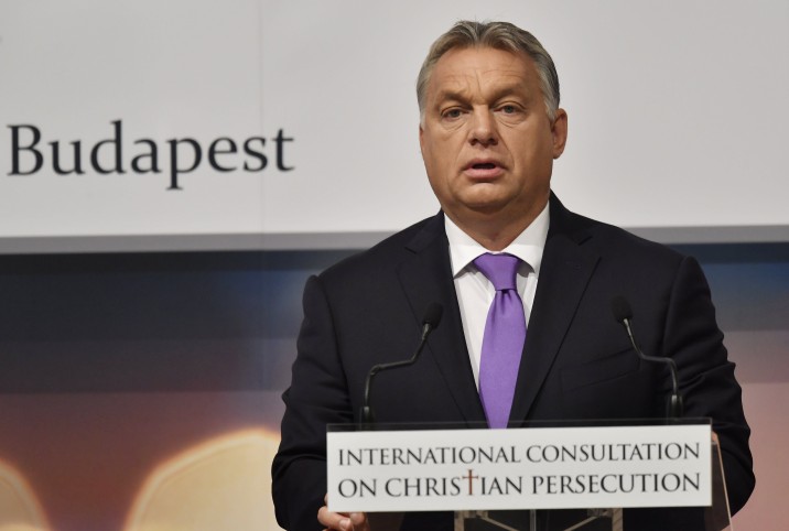 Orbán Viktor miniszterelnök köszöntőt mond a Válaszok keresése egy hosszú ideje elhallgatott válságra címmel rendezett kétnapos nemzetközi konferencián Budapesten 2017. október 12-én. A világ számos térségében tapasztalható keresztényüldözésről szóló konferenciát az Emberi Erőforrások Minisztériuma szervezte. MTI Fotó: Illyés Tibor