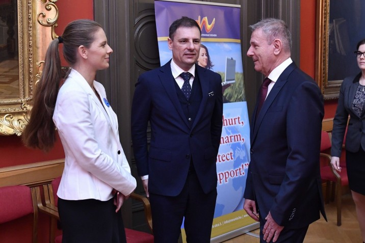 Tuzson Bence, a Miniszterelnöki Kabinetiroda kormányzati államtitkára (k), Benkő Tibor honvédelmi miniszter (j) és Király Nóra, a Fiatal Családosok Klubjának (Ficsak) alapítója beszélget a Női erő - a nők ereje és védelme címmel, a Fiatal Családosok Klubja és a Magyar Női Unió Egyesület által rendezett konferencia előtt a Magyar Tudományos Akadémián (MTA) 2020. március 6-án. MTI/Máthé Zoltán